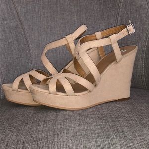 Light pink/beige wedges